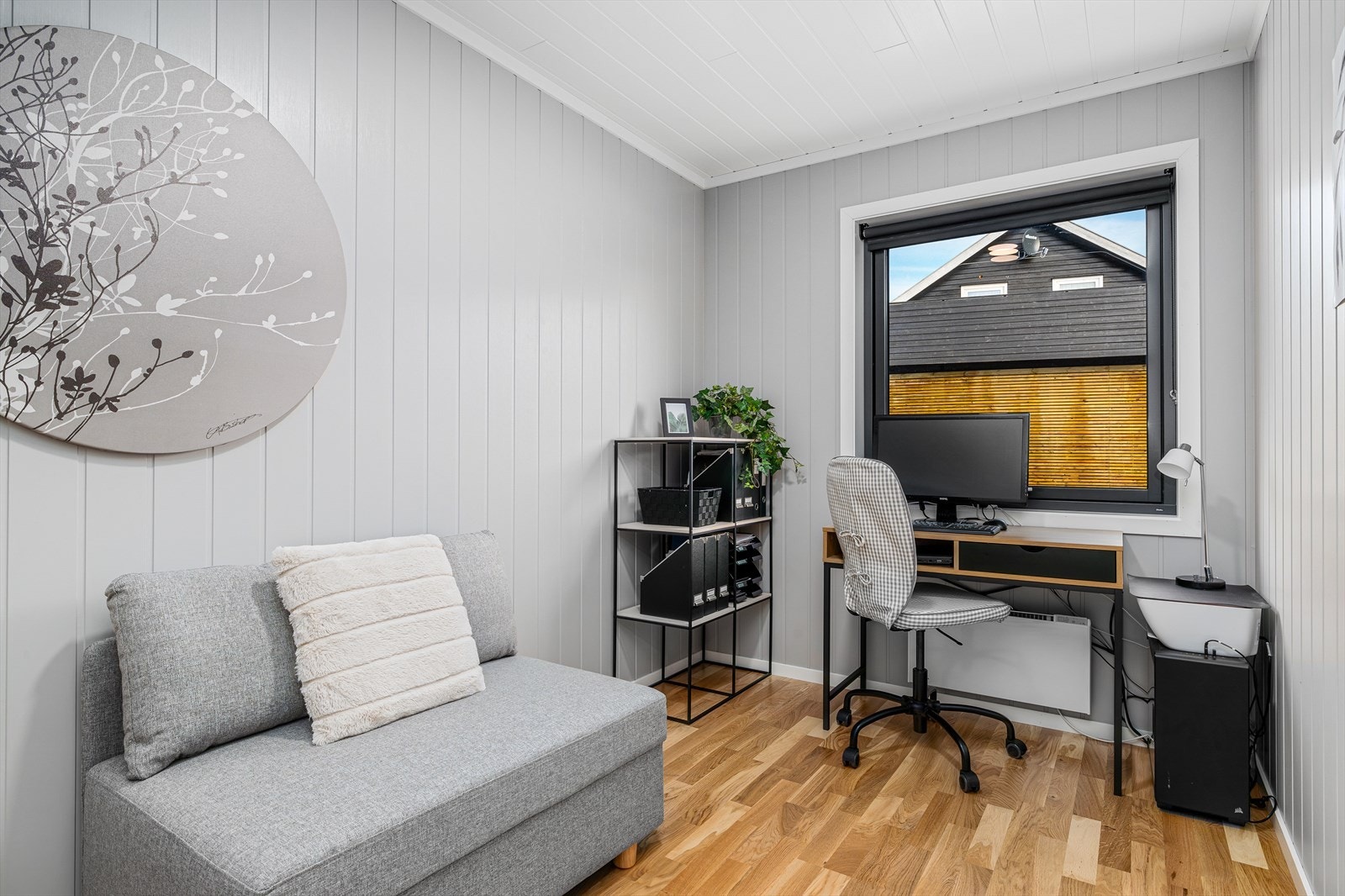 Soverom 2. Rommet har mange bruksmuligheter og kan fint benyttes som barnerom, gjesterom eller kontor, alt etter eget behov. Galleribilde