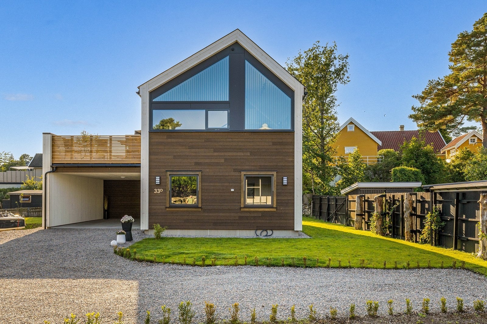 Fronten som viser stuesiden og den flotte glassfasaden i 2.etasje. Galleribilde