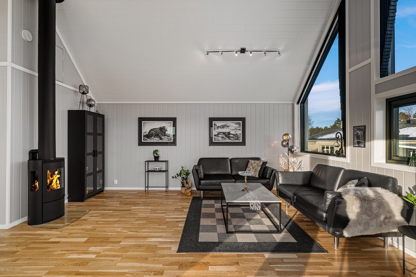 Stue med peisovn som gir gode oppvarmingsmuligheter i tillegg til strøm. Galleribilde