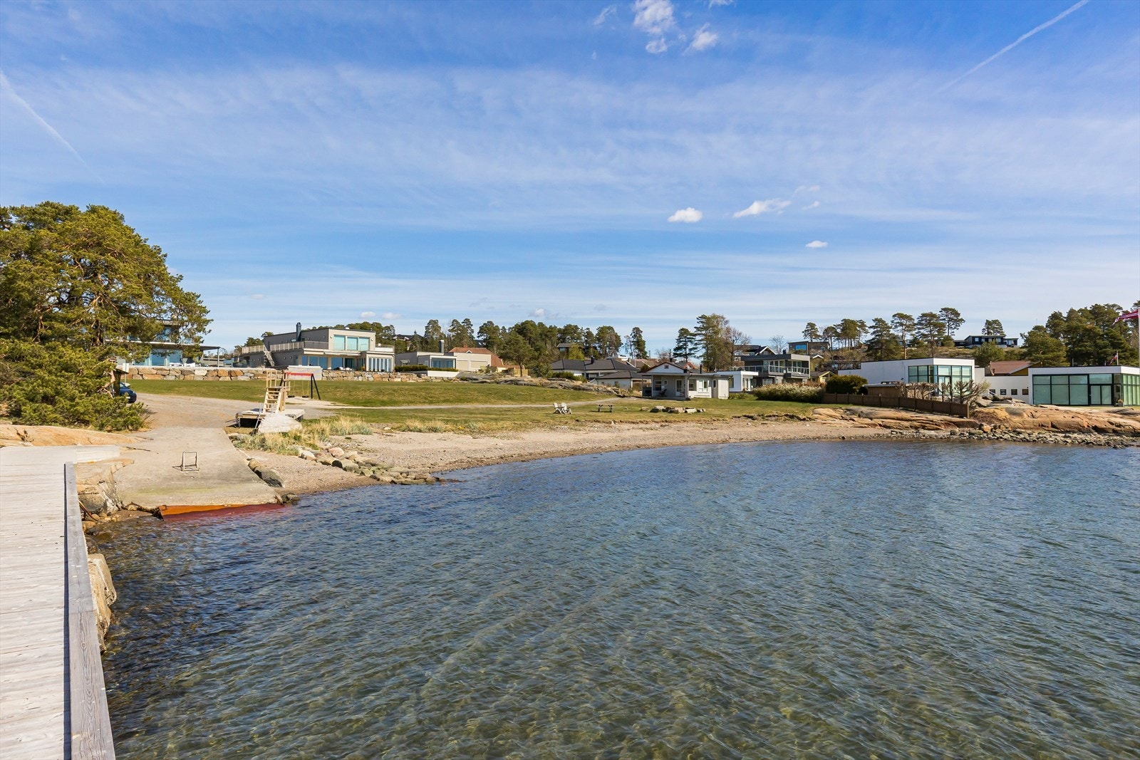 Flere badestrender og svaberg ligger i få minutters gange fra eiendommen, det er badestige på enden av bryggen. Galleribilde