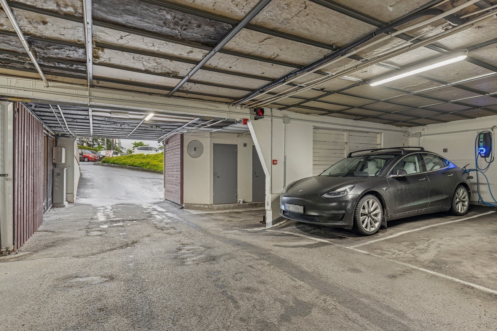 Leiligheten har fast parkeringsplass med elbillader i garasjeanlegget. Galleribilde