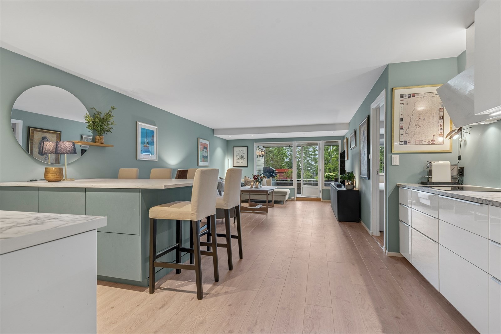 Stue og kjøkken ligger i åpen løsning. Et stort og lyst rom med store vindusflater som sørger for godt med lysinnslipp og er med på å skape en god romfølelse. Galleribilde