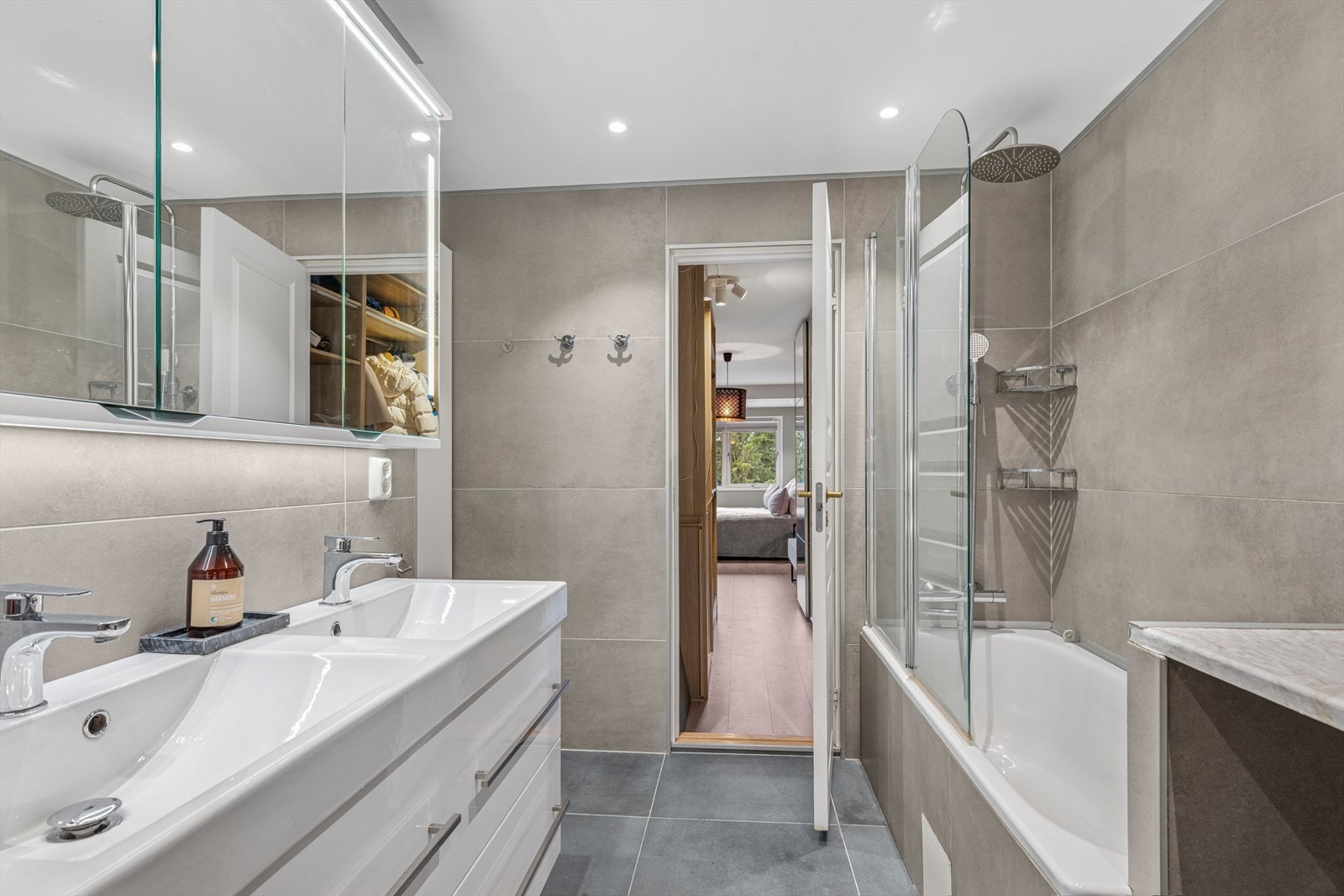 Badet er i dag utstyrt med badekar og dobbel servant med skuffer under og speilskap. I tillegg har man opplegg for vaskemaskin og plass til tørketrommel. Galleribilde