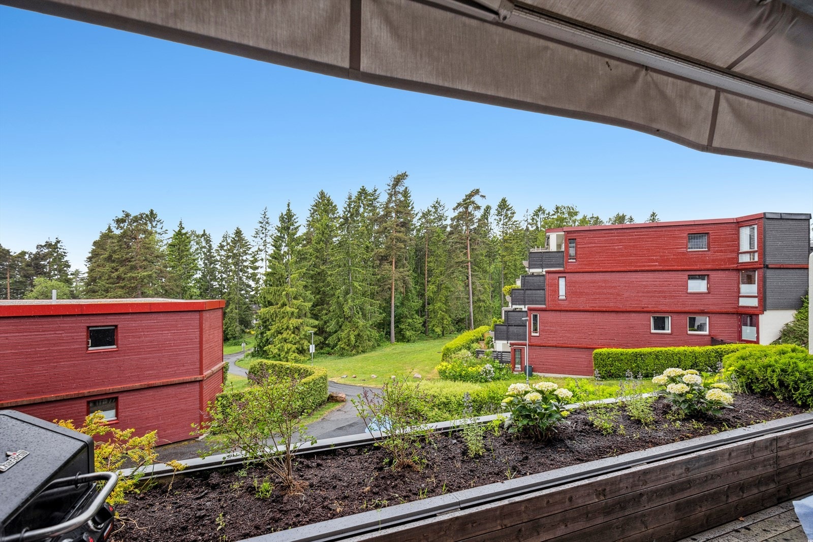 Fra balkongen kan man nyte flott utsikt over naturskjønne omgivelser. Galleribilde