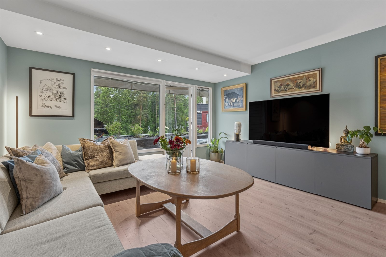 I stuen har man rom for å møblere med både sofa- og spisegruppe. Galleribilde