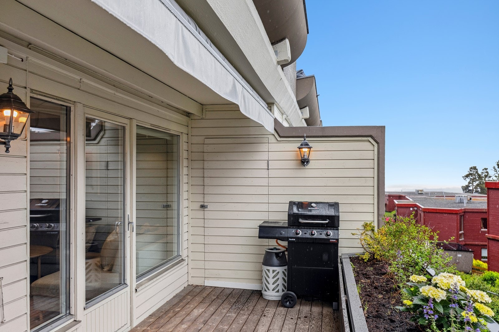 Fra balkongen har man også en liten bod på 2 kvm. med lagringsplass til det mest nødvendige. Galleribilde