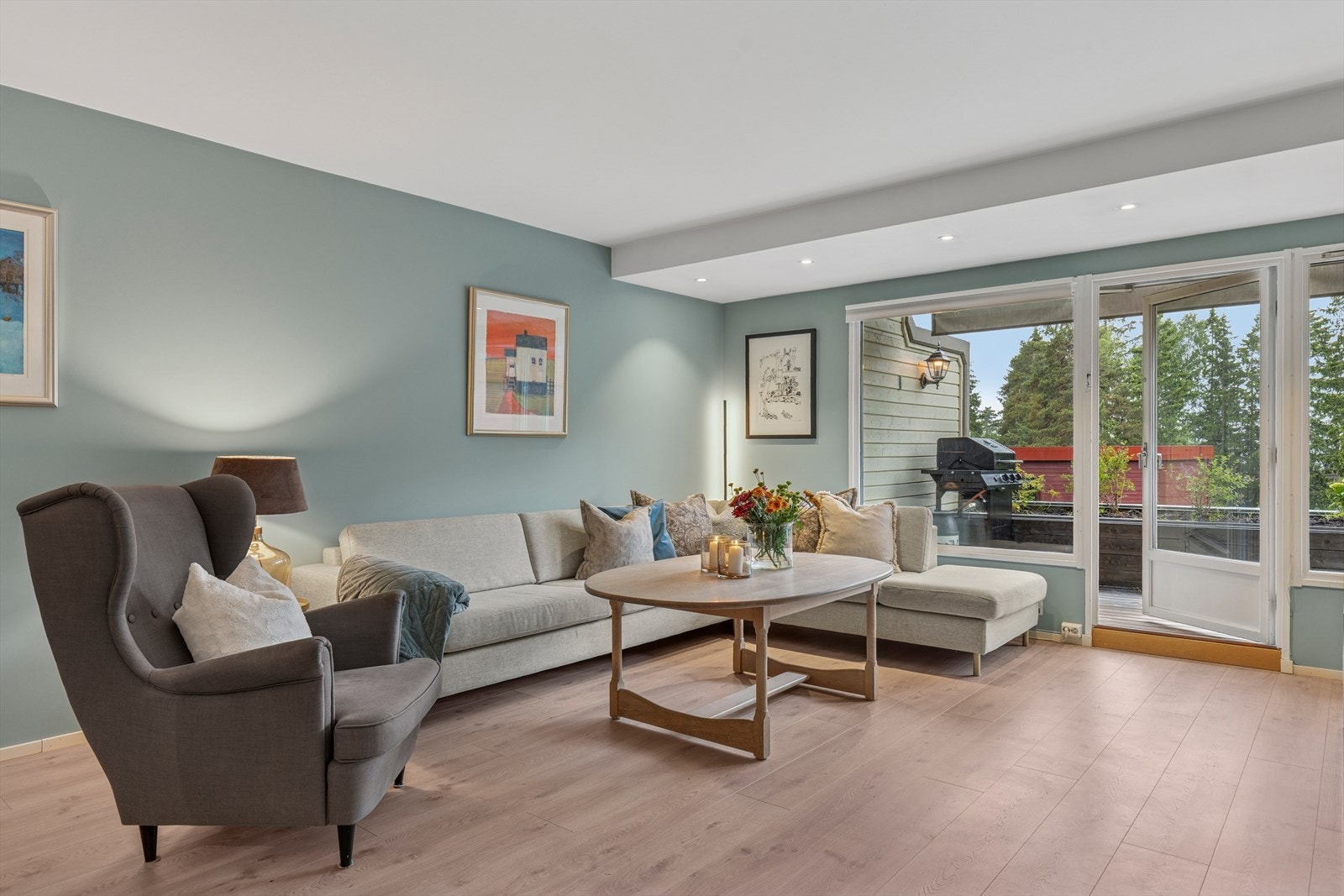 Enstavs laminat på gulv og lysmalte, slette overflater med listefrie overganger til tak er gjennomgående i boligen. Galleribilde