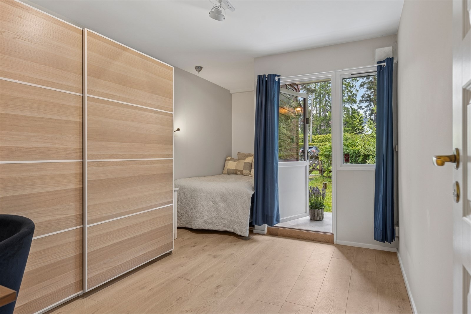 Soverom 2 (se punkt "ferdigattest") er også av god størrelse og har plass til både seng og garderobe. Herfra har man også utgang til en platting. Galleribilde