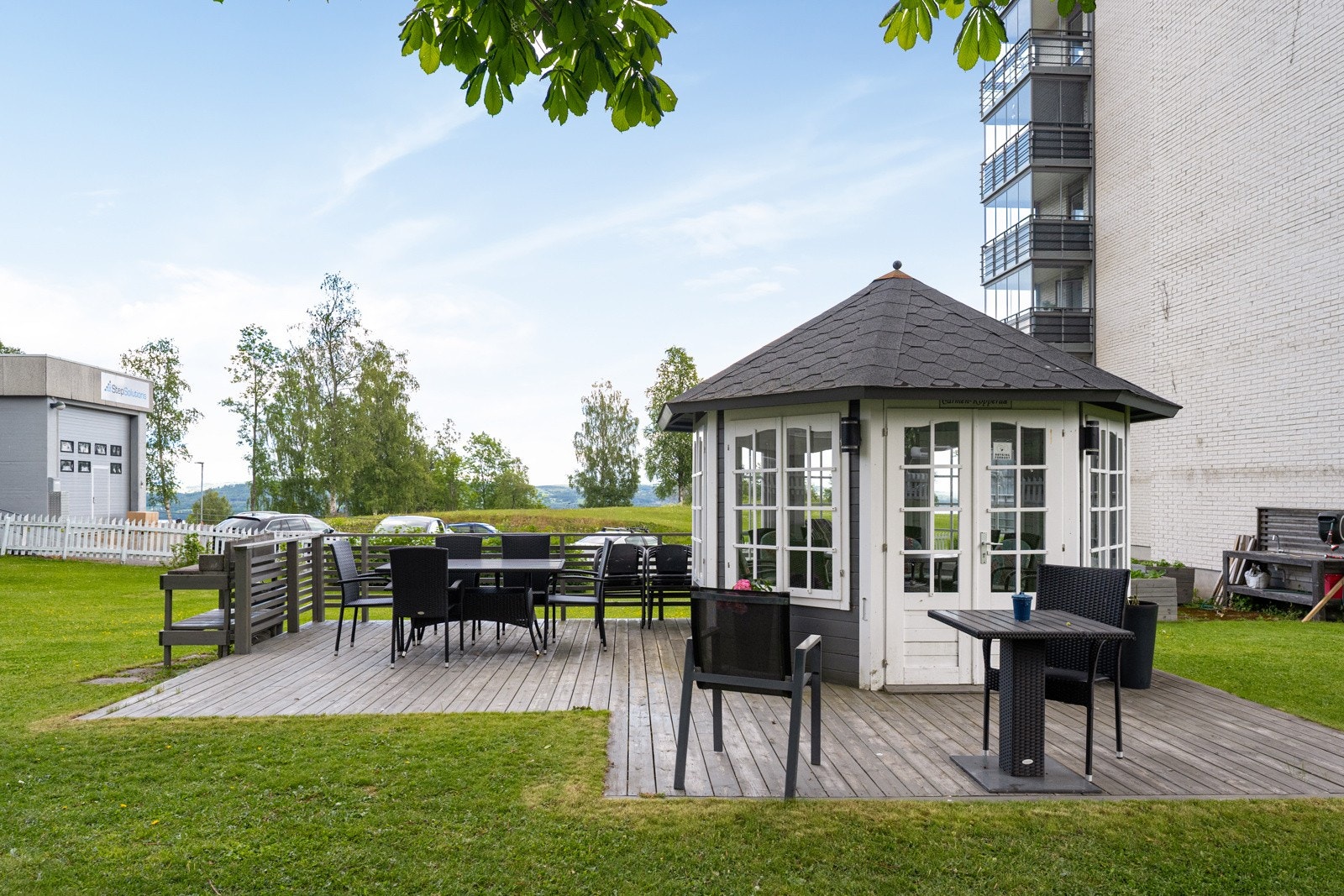 Borettslaget har et pent opparbeidet uteområde med lysthus og felles uteplass. Galleribilde