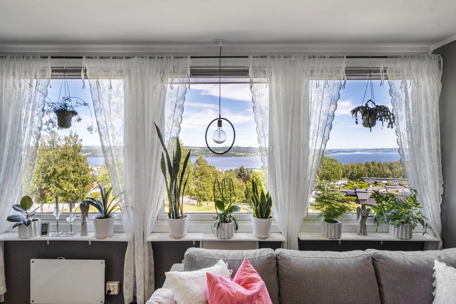 Fra leiligheten har du nydelig utsikt utover Mjøsa. Galleribilde