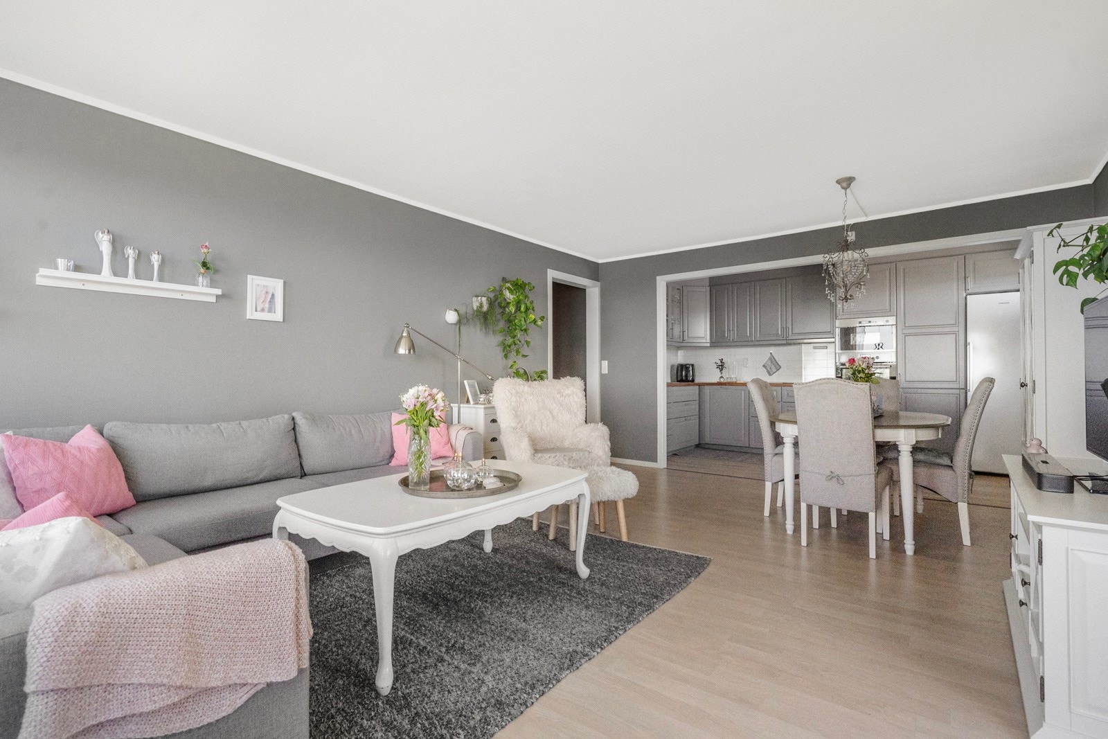 Her har vi for salg en lys og koselig leilighet i 5.etg. Galleribilde