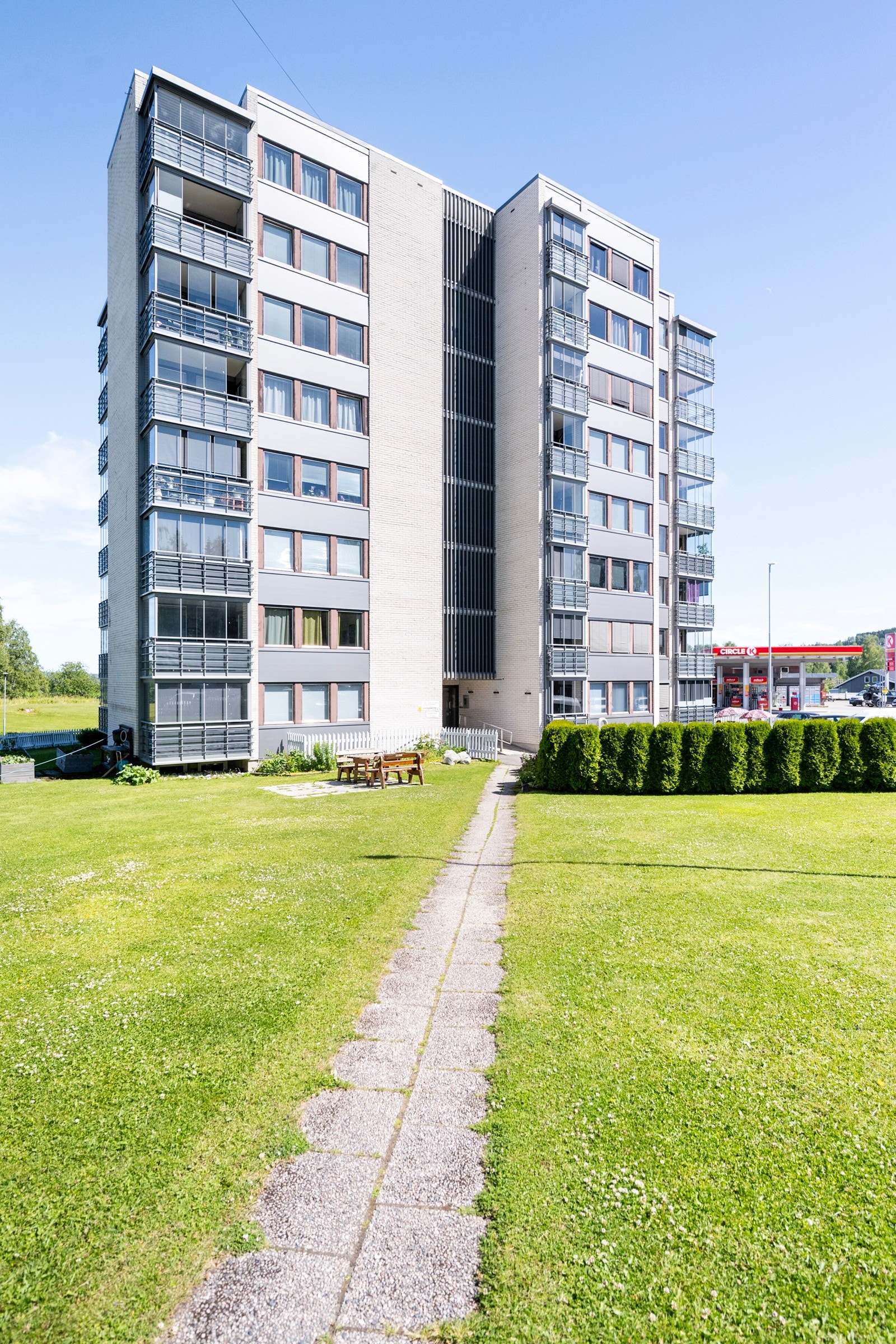 Stor kommunal p-plass utenfor blokka gjør det enkelt å parkere bilen. Galleribilde