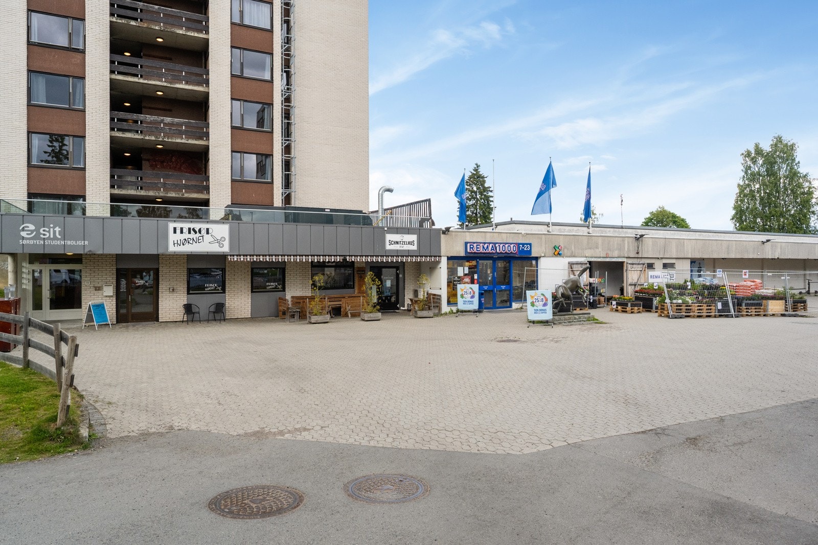 Rema 1000 ligger ca 100 meter unna, mens Gjøvik sentrum ligger noen minutter unna med bil eller buss. Galleribilde