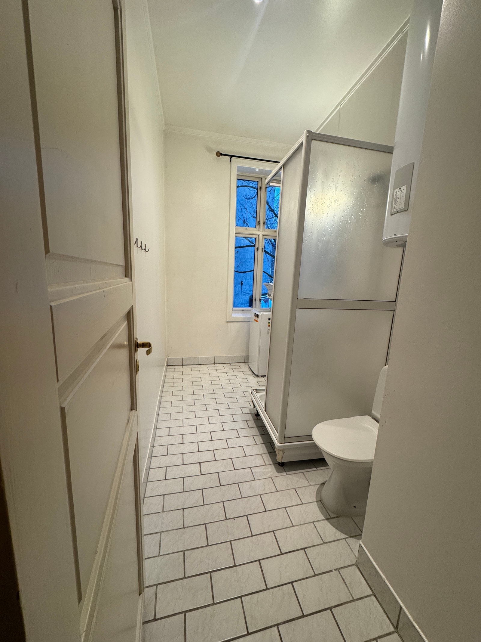 Bad med vaskemaskin som følger med Galleribilde