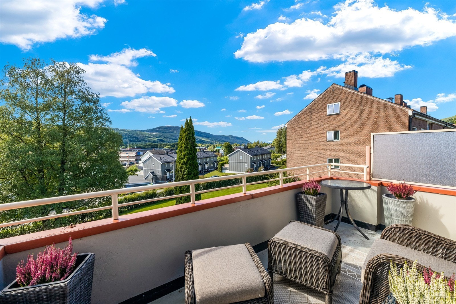 Selger opplyser om at det er sol på balkongen fra ca. 12 til 20 Galleribilde