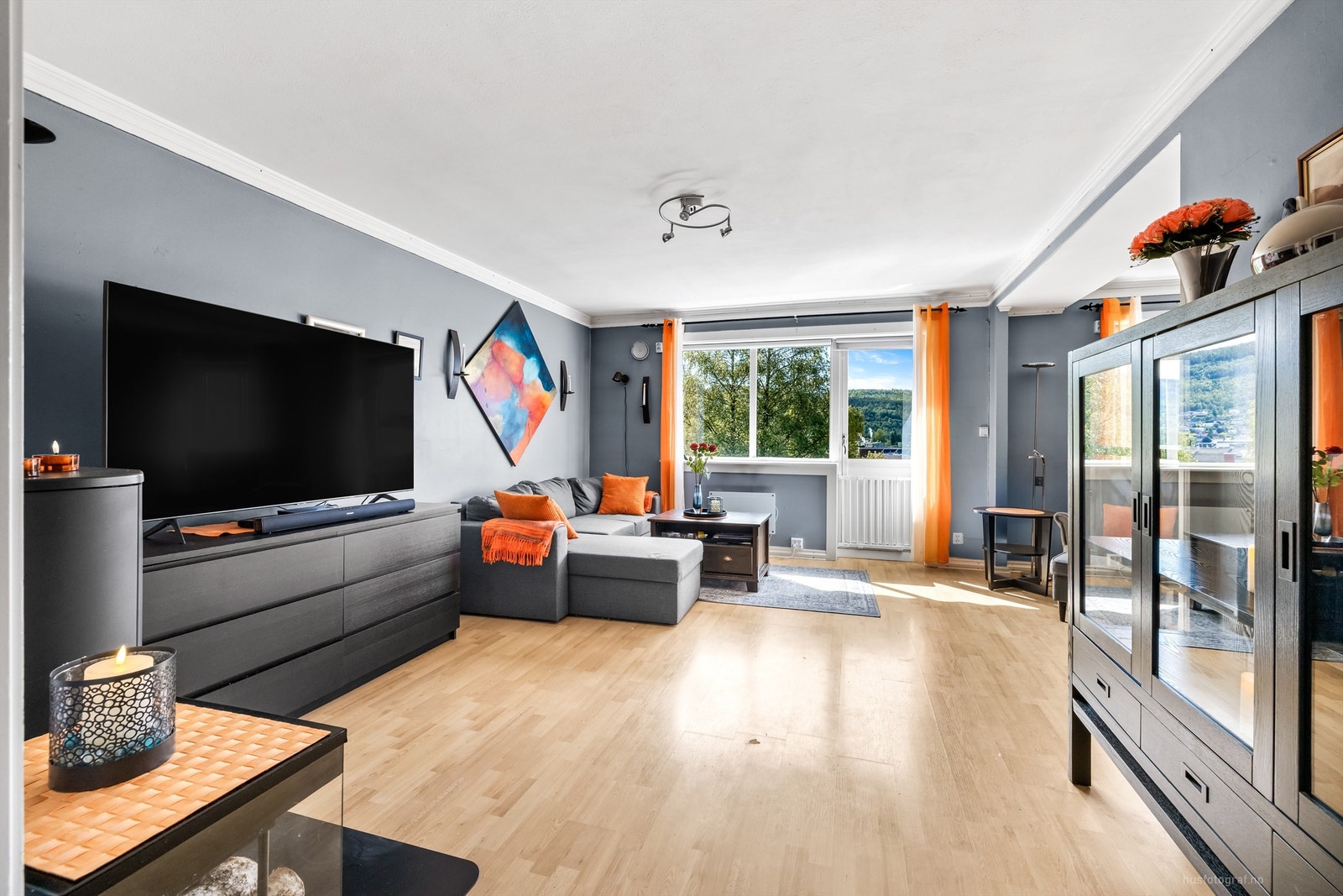 Stor stue med mulighet for ulike måter å innrede på Galleribilde