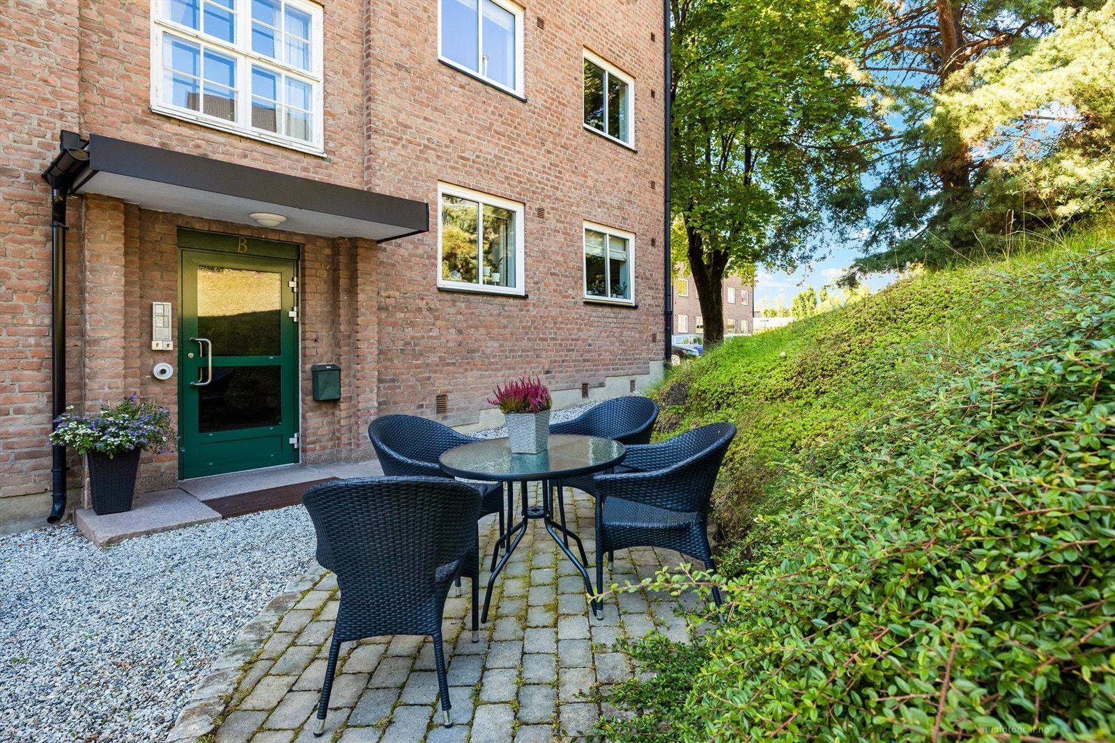 Hyggelig sittegruppe utenfor leilighetene Galleribilde