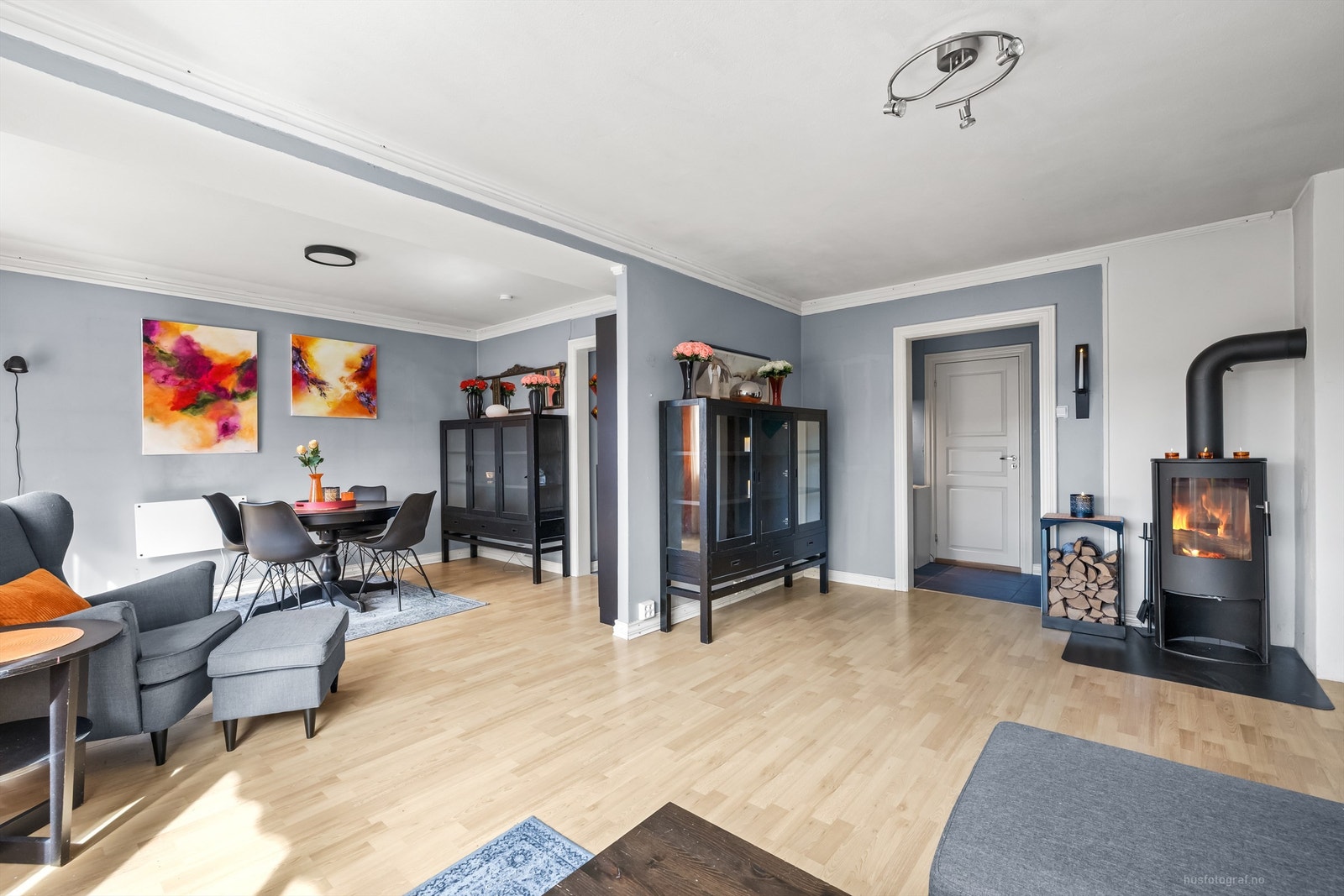 Lys og luftig stue med god plass til sitte- og spisegruppe Galleribilde