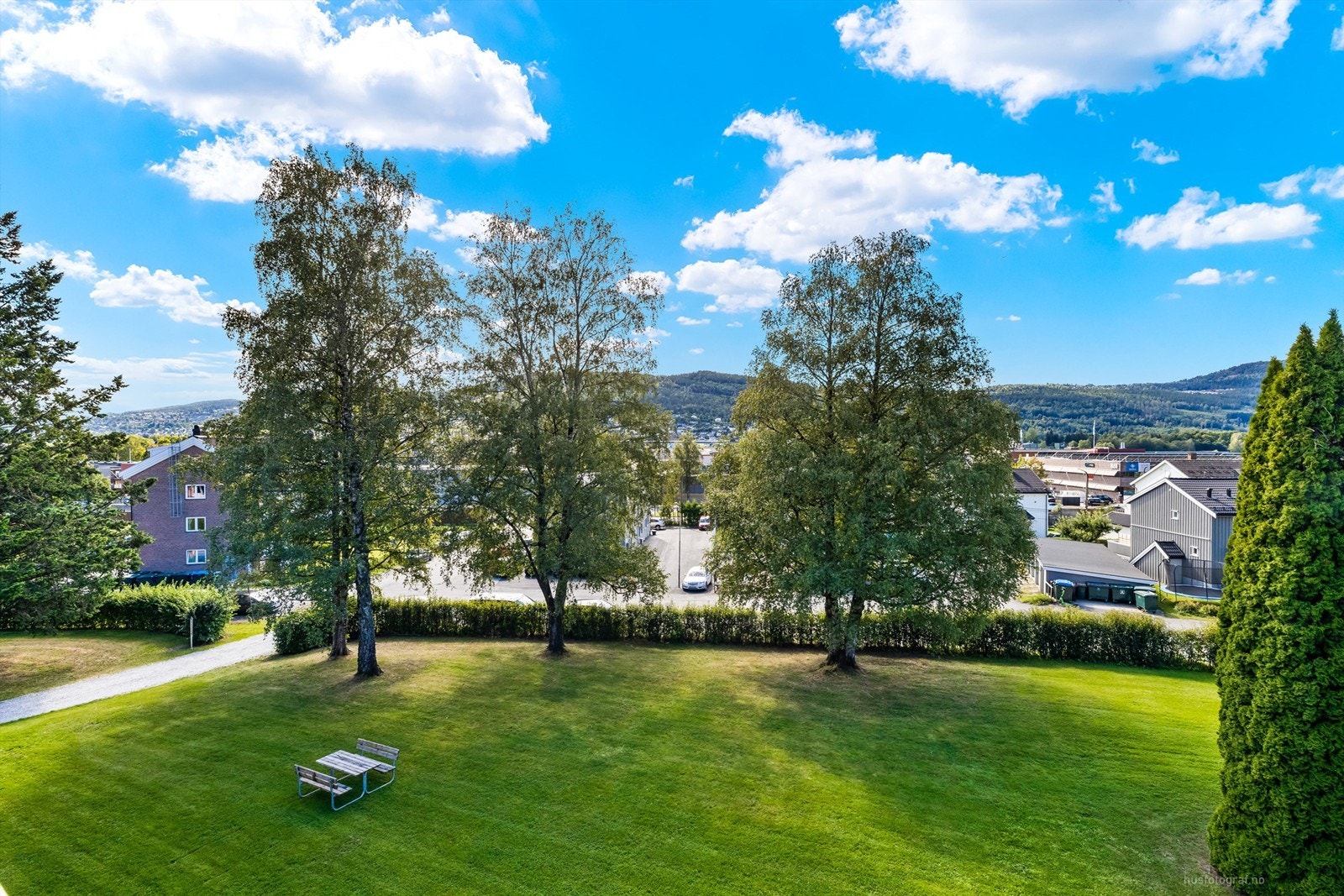 Stor felles plen på borettslagets tomt Galleribilde