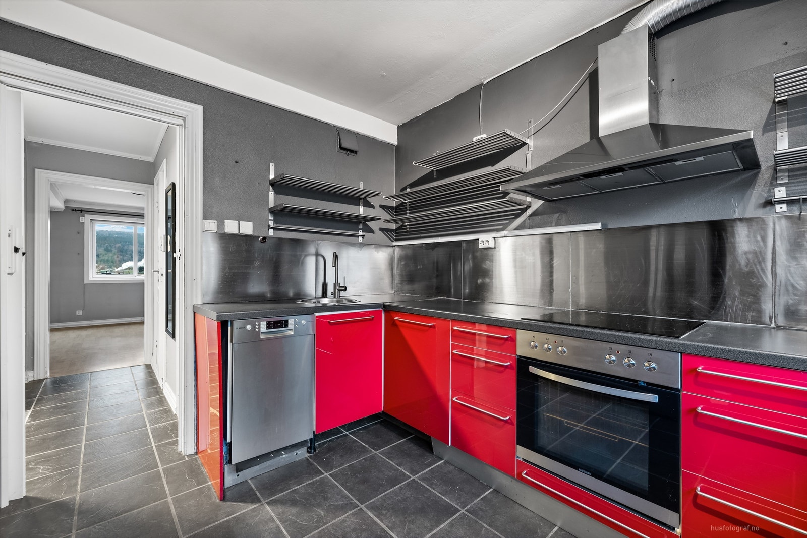 Rød kjøkkeninnredning med slette fronter fra omkring 2006 Galleribilde
