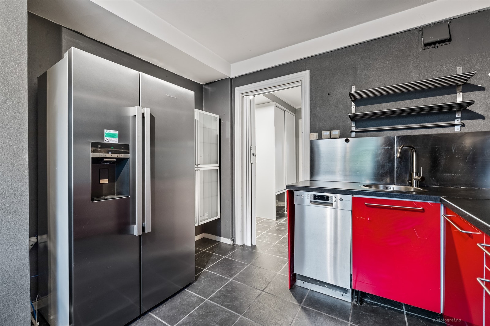 På kjøkkenet er det integrert stekeovn, nedfelt platetopp, nisje for oppvaskmaskin, vegghengt ventilator, frittstående kjøleskap og nedfelt oppvaskkum Galleribilde