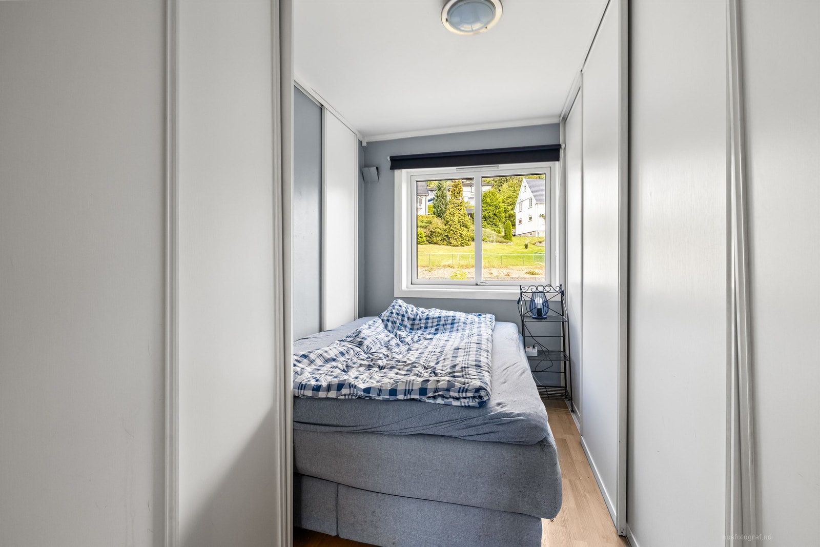 Soverom med skyvedørsgarderobe Galleribilde