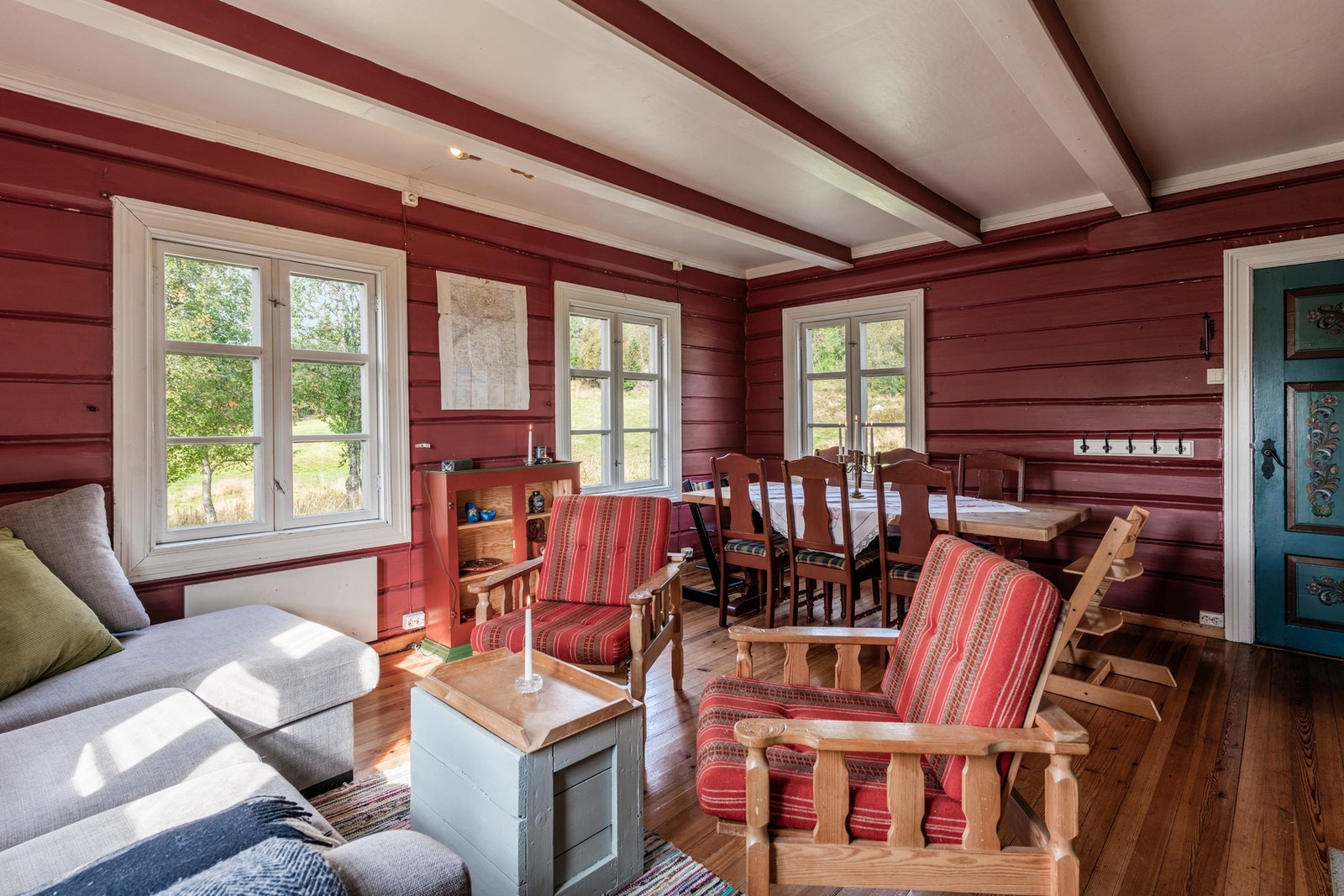 Flere vindusflater som slipper inn godt med naturlig lys. Galleribilde