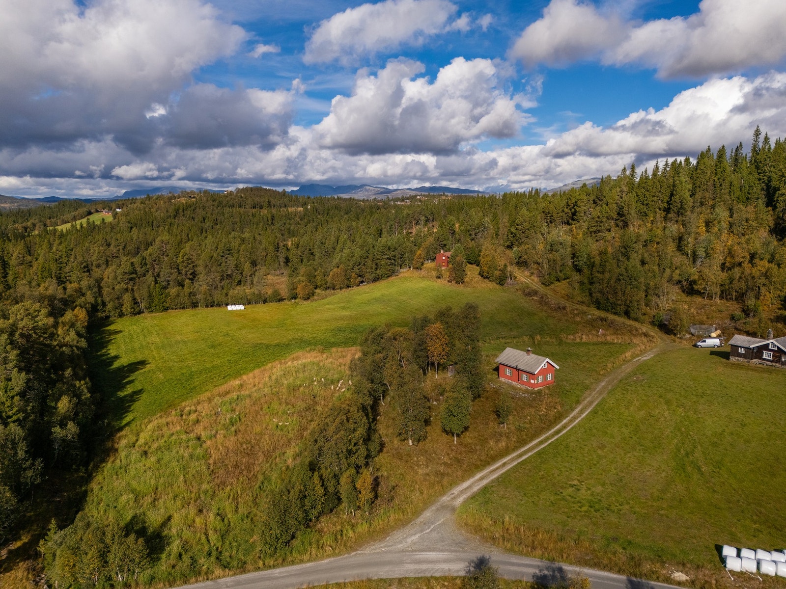 Om vinteren er det ca. 1 km til parkeringsplass for nærmeste langrennsløype som strekker seg milevis innover fjellheimen. Galleribilde