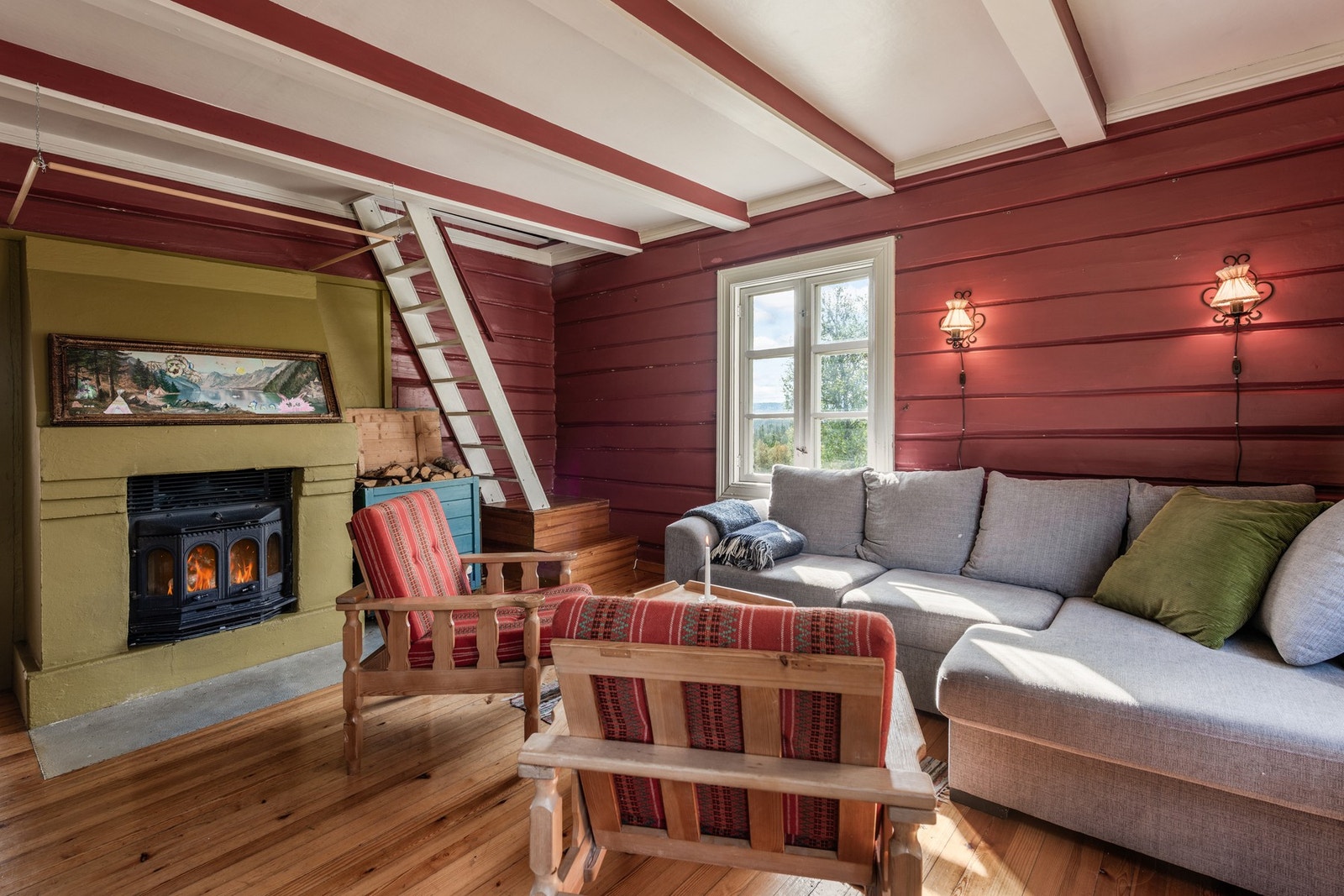 Fra stuen går det en enkel trappestige opp til hems. Galleribilde