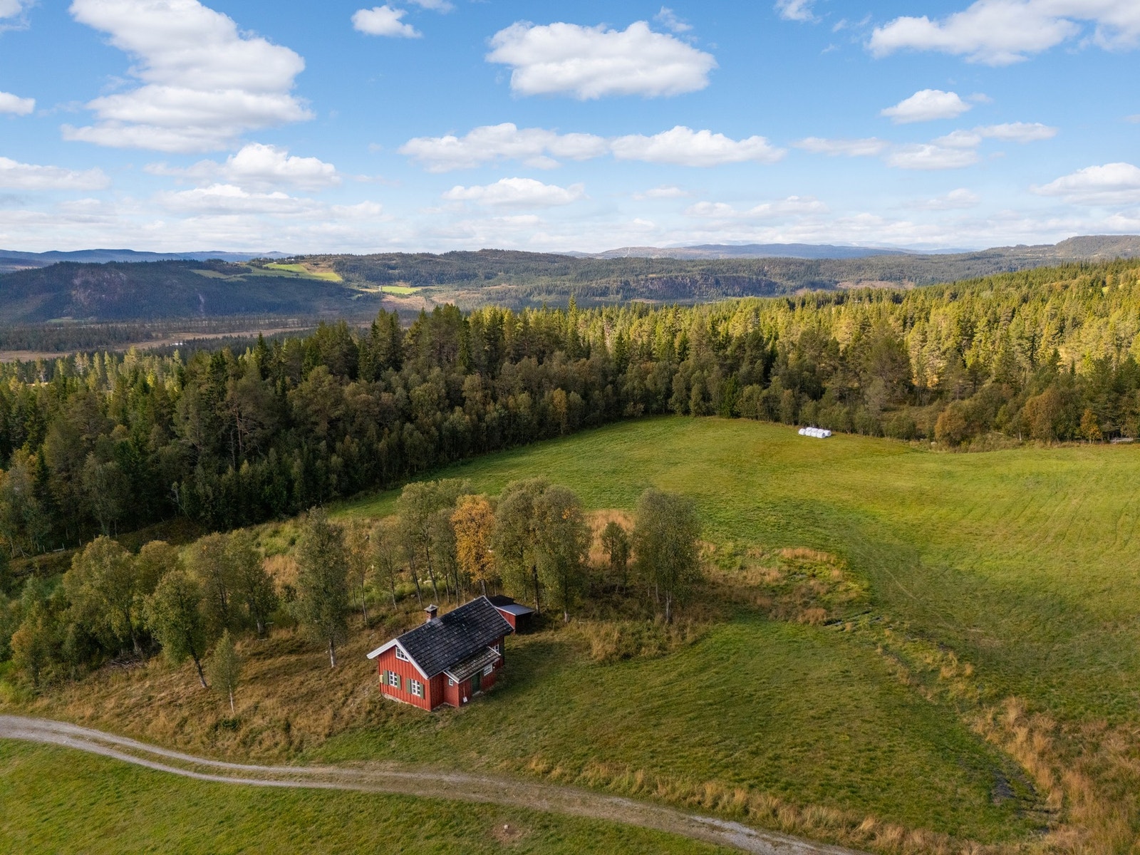 Området tilbyr flott natur med turmuligheter både sommer og vinter - merkede turstier og brede grusveier som egner seg godt for sykkelturer. Galleribilde