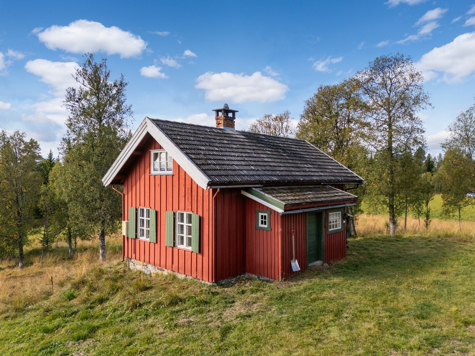 Yttervegger er oppført i laftet tømmer og noe bindingsverk som er kledd utvendig med tømmermannskledning og lektekledning. Galleribilde