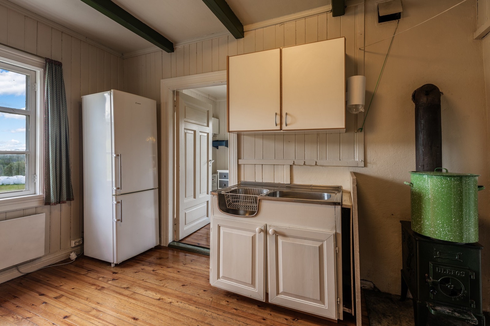 Vedovn på kjøkken. Galleribilde