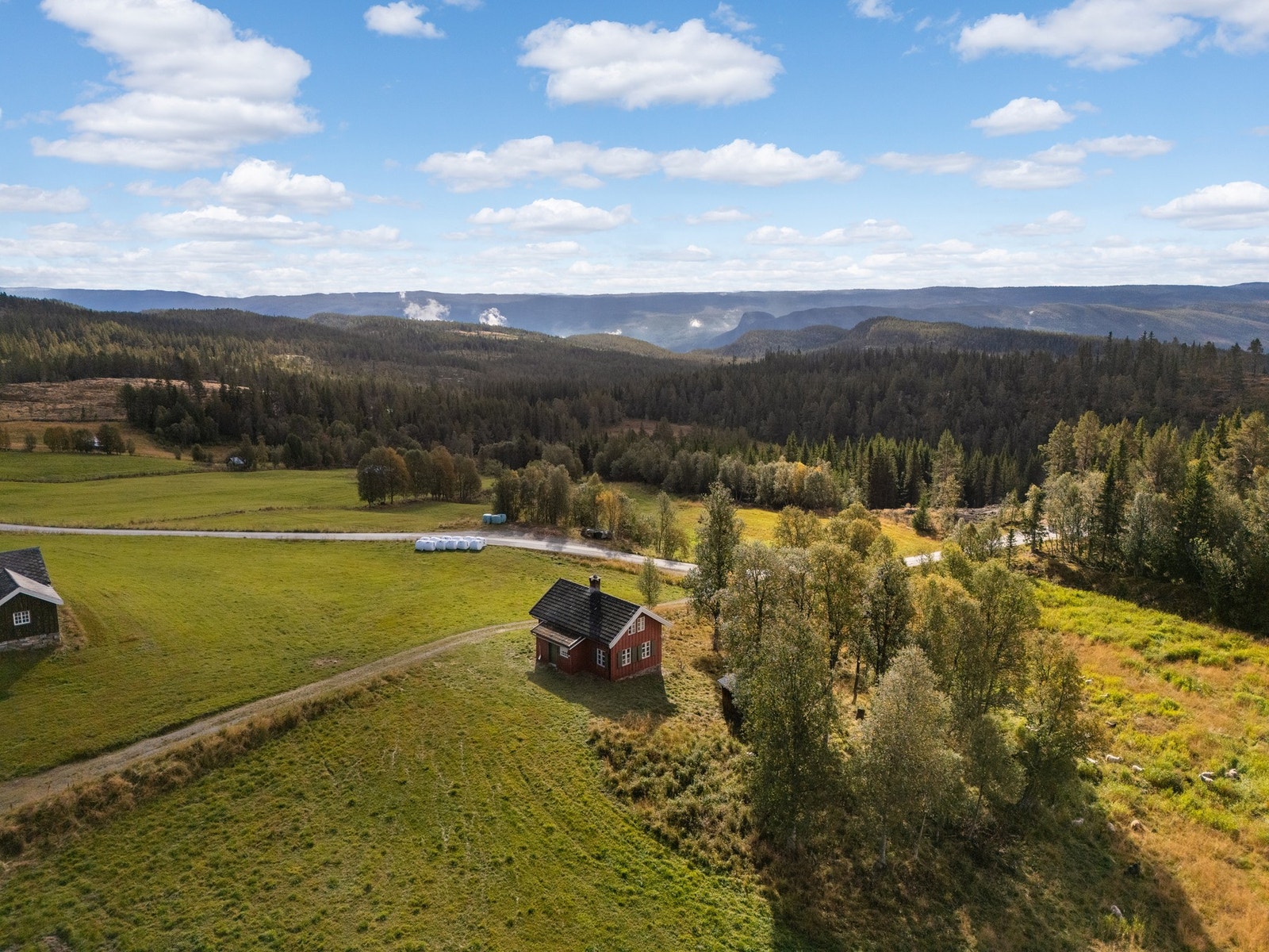 Hytta ligger i landlige omgivelser, i et stille og fredelig område på Torpoåsen. Galleribilde