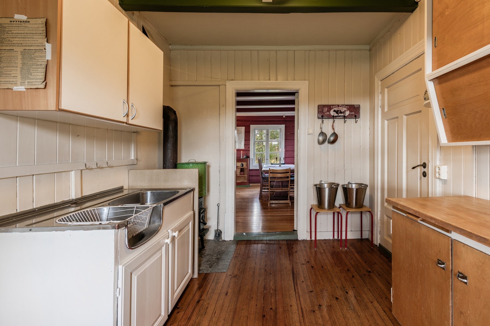 Oppvaskbenken er satt inn i nyere tid. Galleribilde