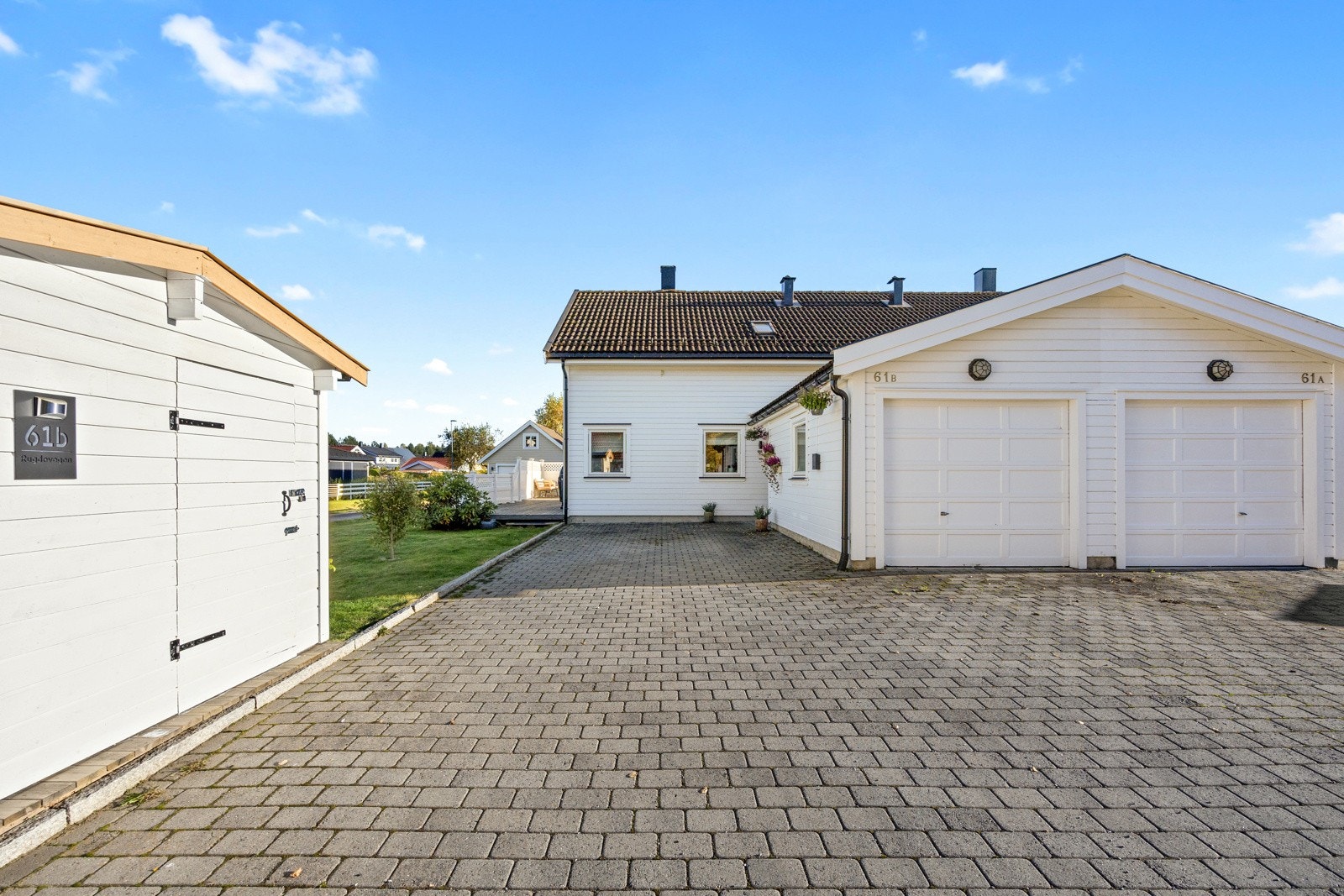 Dette er en innholdsrik og gjennomført bolig som passer perfekt for familier som ønsker en trygg og praktisk hverdag - i nærheten av alt man trenger. Kan dette være boligen dere har ventet på? Galleribilde