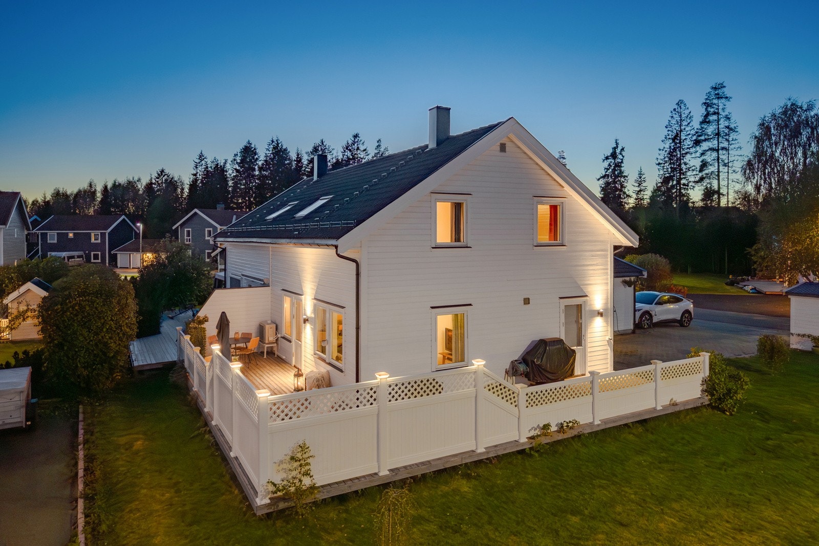 Boligen ble oppført i 2004 og fremstår som svært velholdt, med lyse og moderne fargevalg som gir et tidsriktig og trivelig inntrykk. Galleribilde