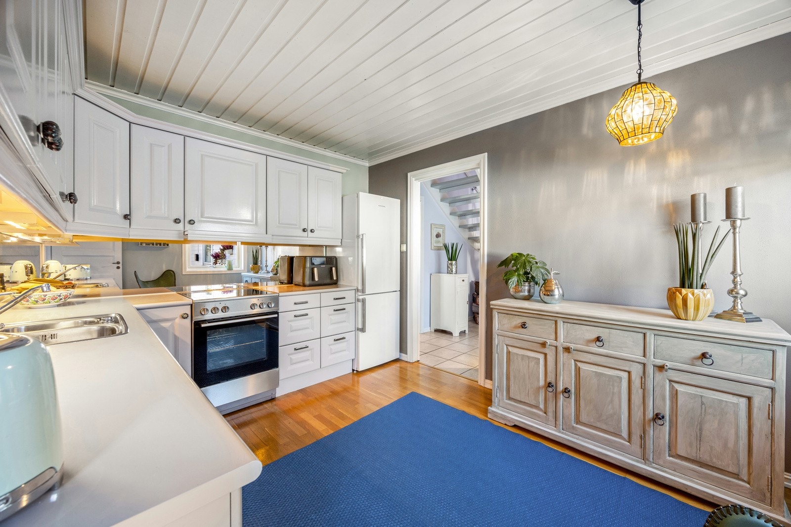 Kjøkkenet har avsatt plass til frittstående kjøleskap, stekeovn og oppvaskmaskin. Hvitevarene medfølger boligen ved salget. Galleribilde