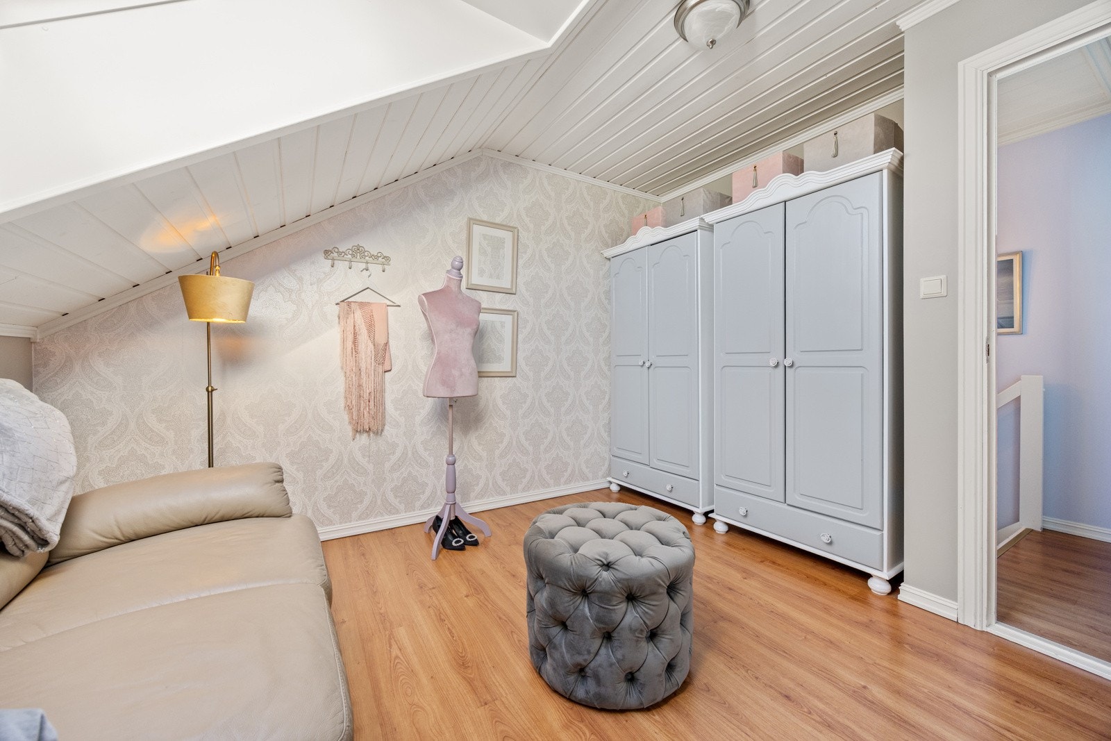 Her finner du et flott skylight-vindu som slipper inn ekstra lys, samt rikelig med garderobeskap. Galleribilde