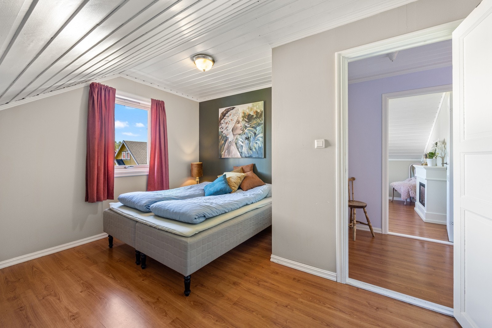 Boligen har tre gode soverom i 2. etasje - alle med laminatgulv og rikelig plass til seng og møblement. Galleribilde