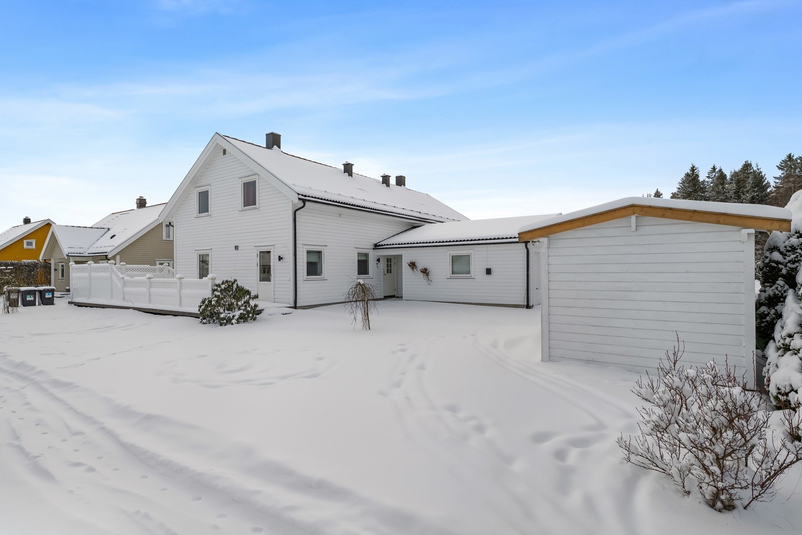 Velkommen til en lys og tiltalende halvpart av tomannsbolig i et barnevennlig og rolig område på Nordby. Her bor du med kort vei til skoler, barnehager, turområder, offentlig transport og Jessheim sentrum med alt av servicetilbud - kun 3 km unna. Galleribilde