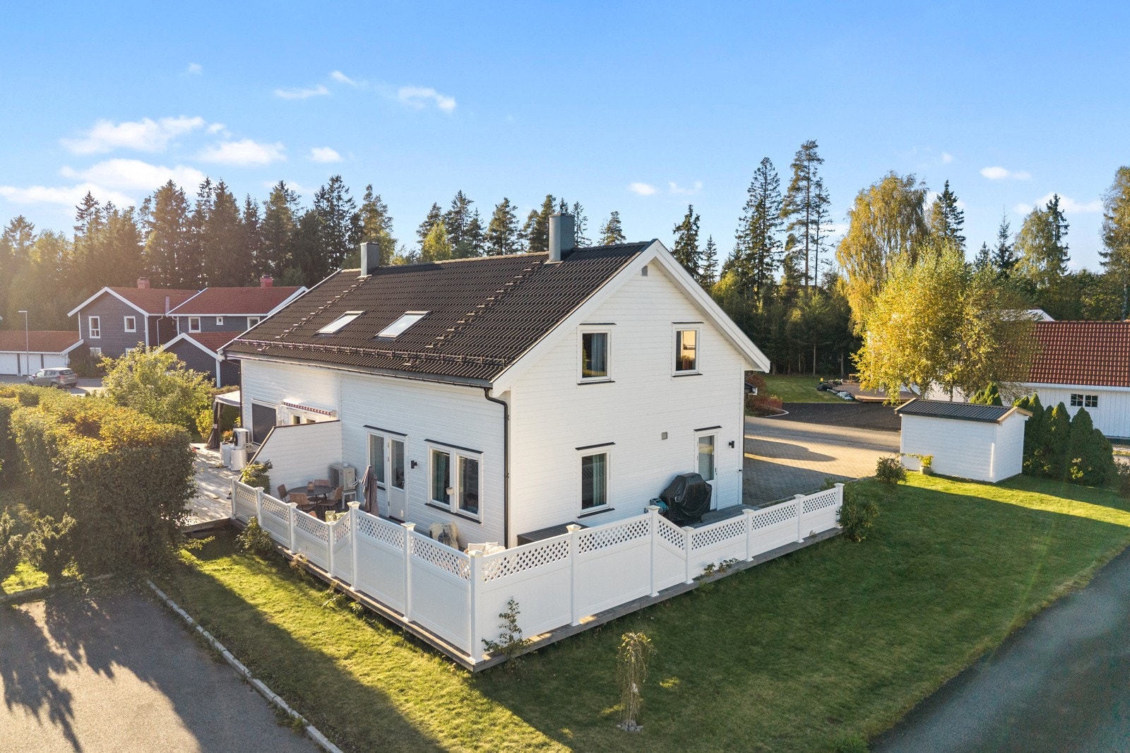 Her bor du med kort vei til skoler, barnehager, turområder, offentlig transport og Jessheim sentrum med alt av servicetilbud - kun 3 km unna. Galleribilde