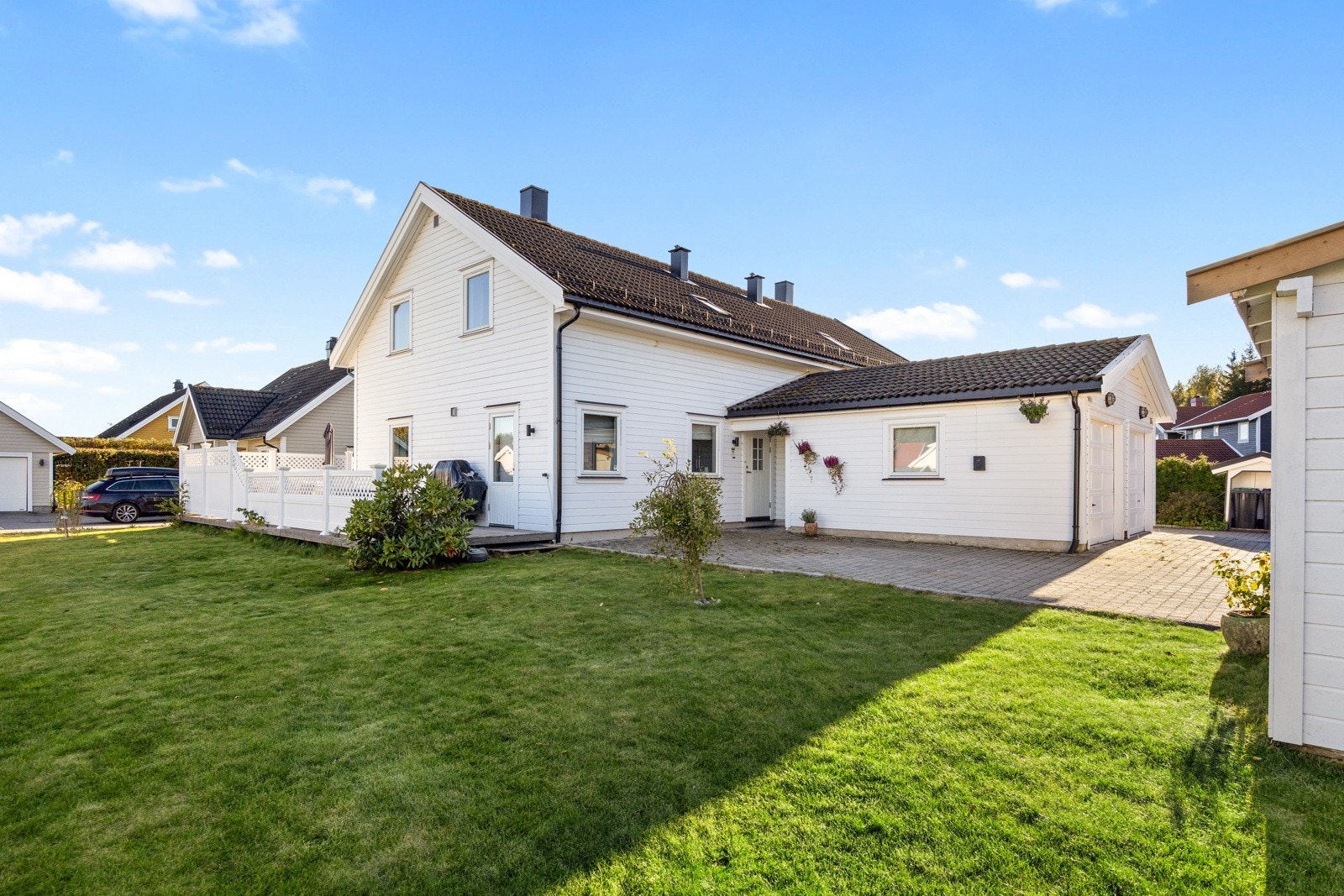 Eiendommen ligger på en flat, eiet tomt på 382 kvm. Tomten er pent opparbeidet med plen, prydbusker og variert beplantning, samt steinbelagt gårdsplass og gode parkeringsarealer. Galleribilde