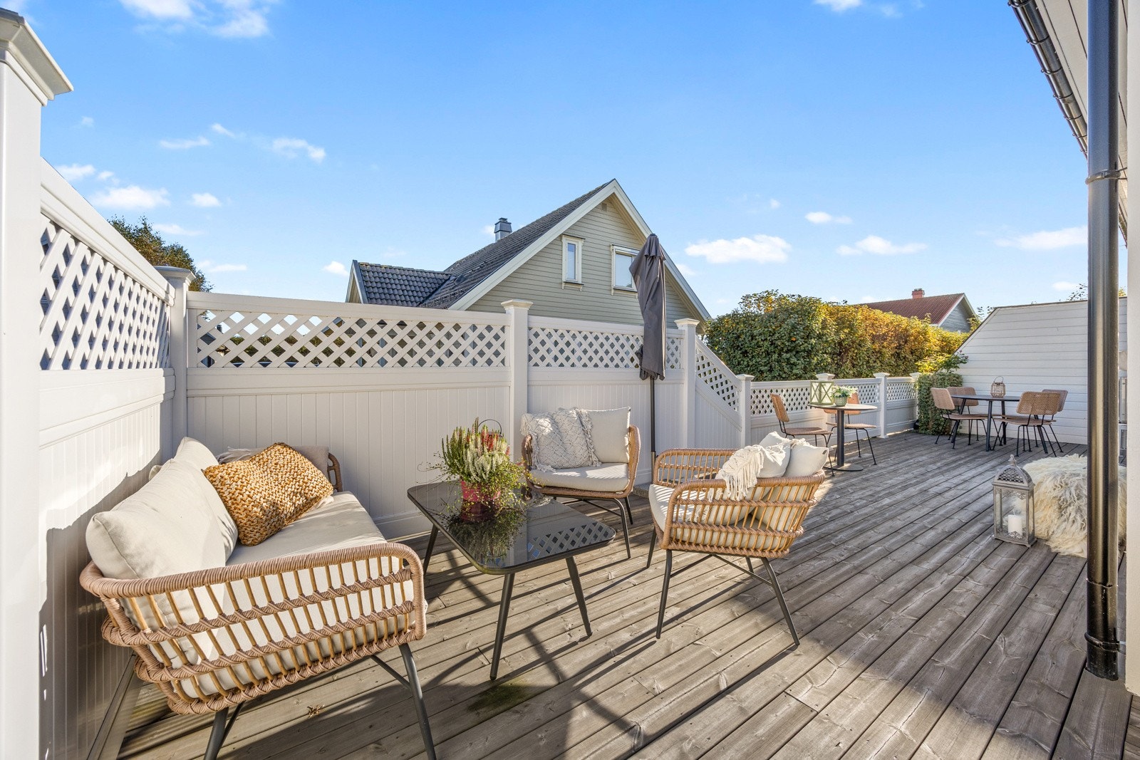 Fra stuen har du direkte utgang til en fantastisk sydøstvendt terrasse på hele 53 kvm - perfekt for hyggelige måltider, avslapning og solfylte dager. Terrassen ble renovert i 2020 og er omkranset av et stilrent, vedlikeholdsfritt kystgjerde i PVC. Galleribilde