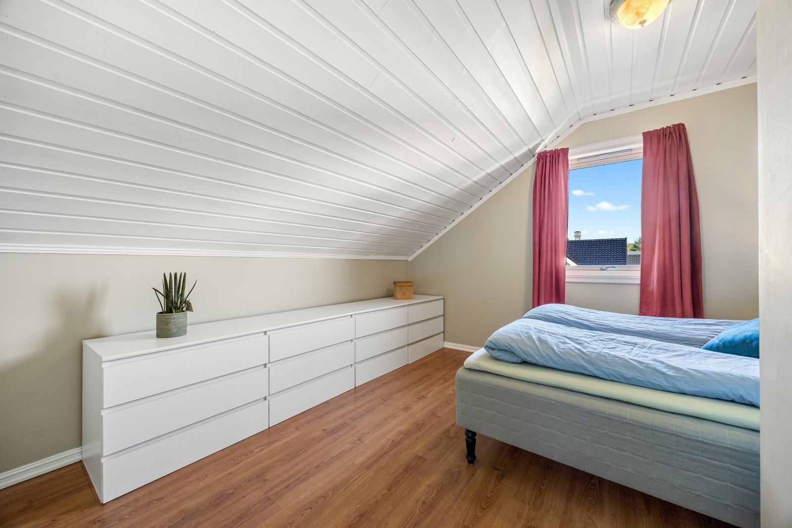 Et stort vindu sørger for godt lys og et behagelig miljø. Galleribilde