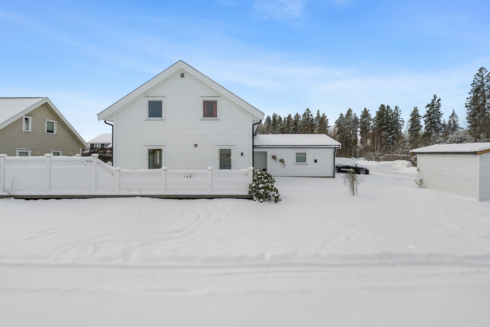 Store solrike uteområder i et stille og rolig nabolag. Galleribilde