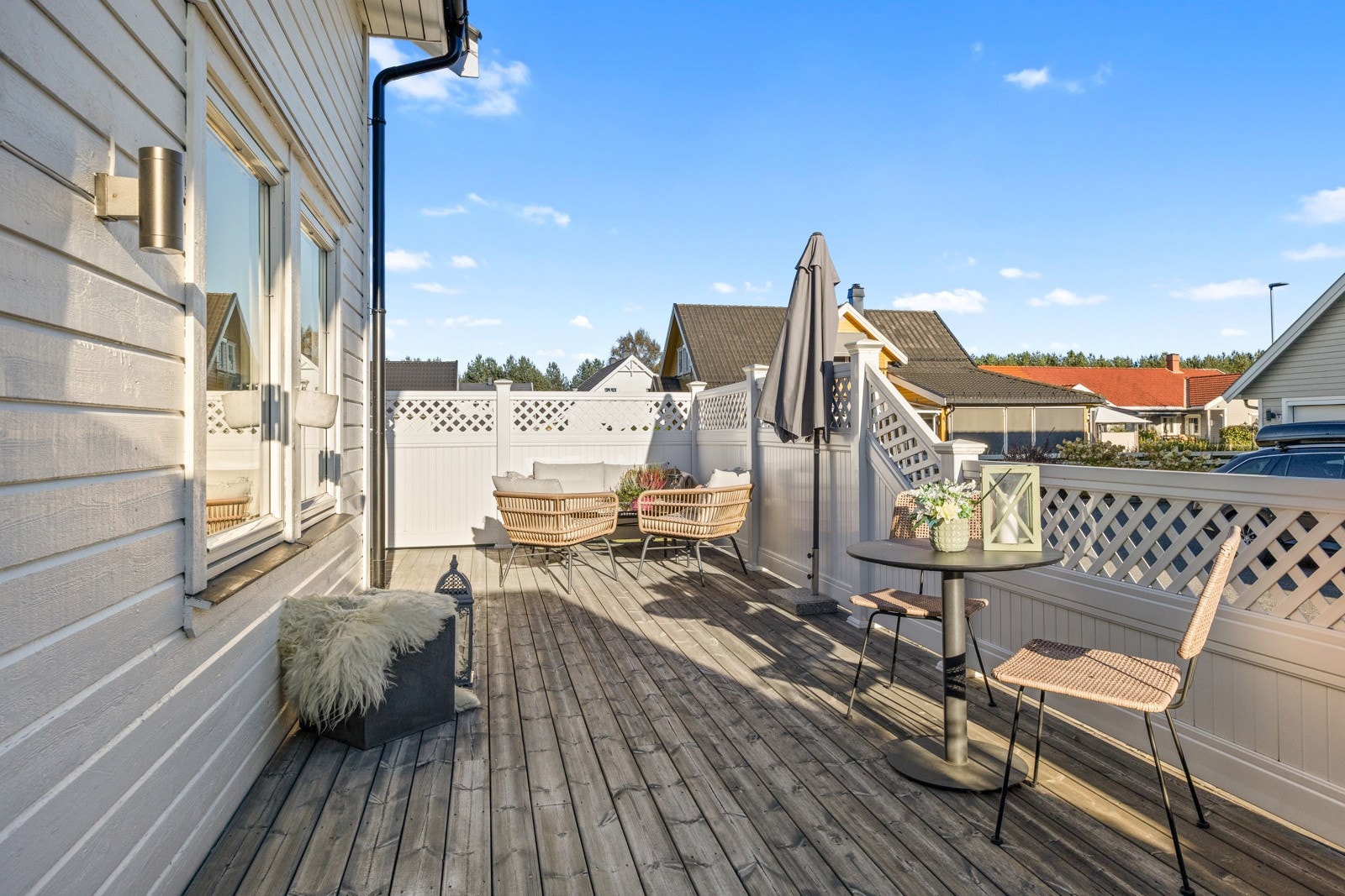 Terrassen ble renovert i 2020 og er innrammet med et klassisk kystgjerde i vedlikeholdsfri plast - en stilren og praktisk løsning som krever minimalt stell. Galleribilde