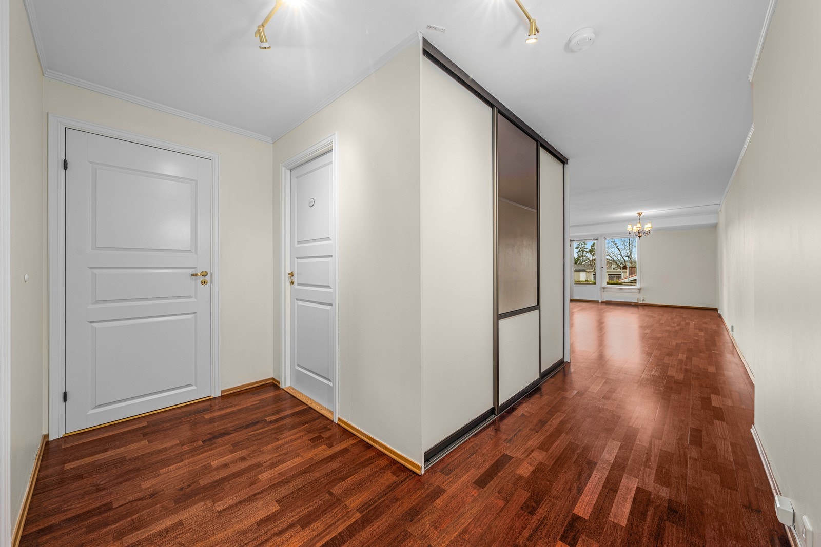 Gang med skyvedørsgarderobe Galleribilde