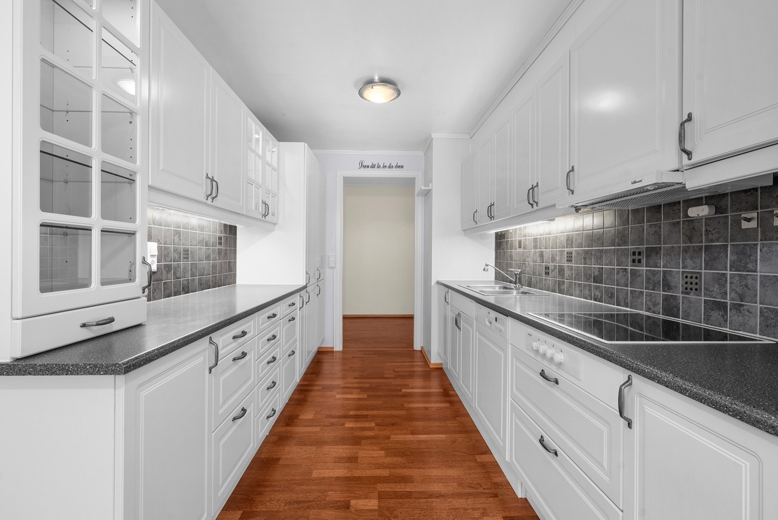 Kjøkkenet har intregrerte hvitevarer Galleribilde