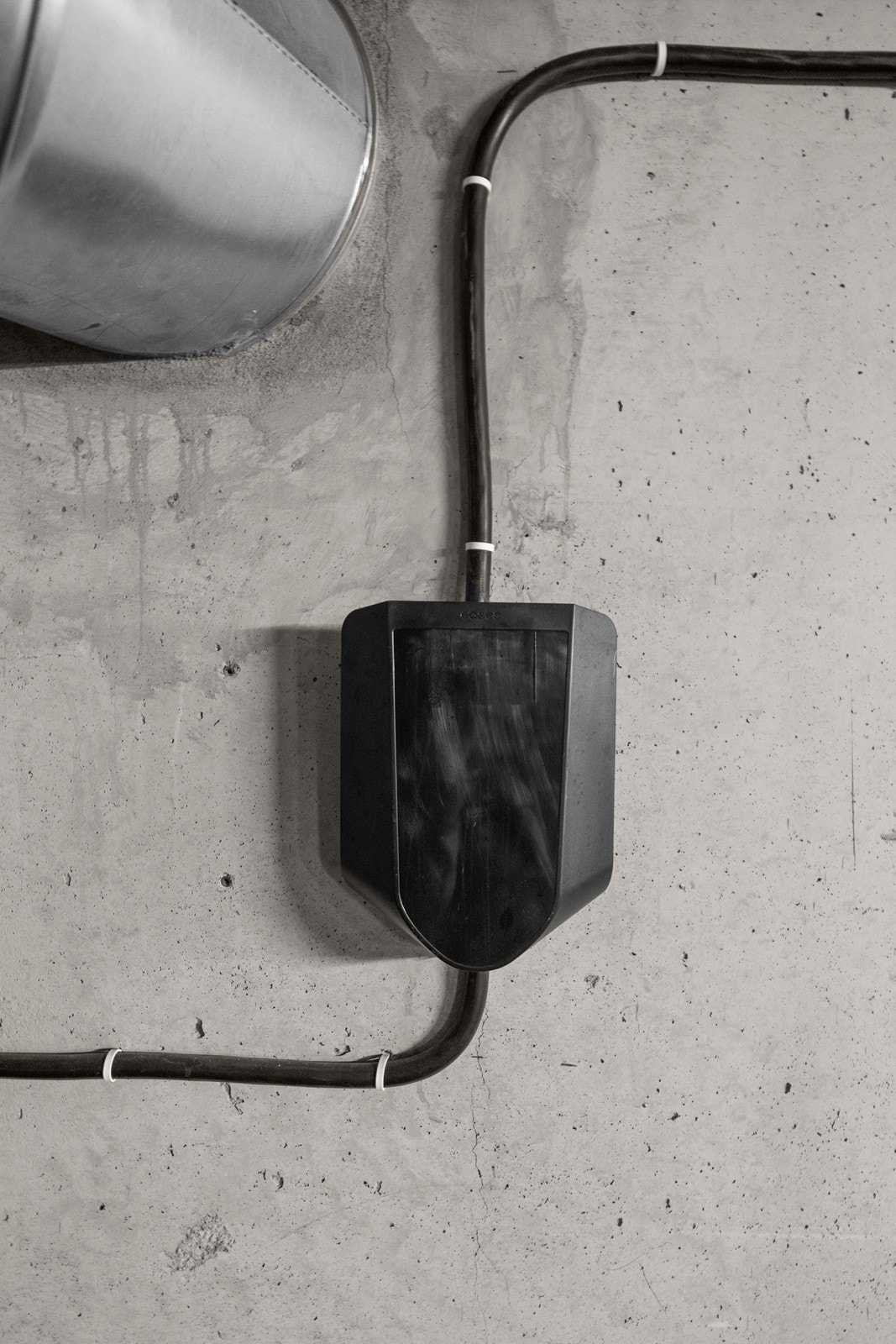 Det er installert elbil-lader ved garasjeplassen Galleribilde