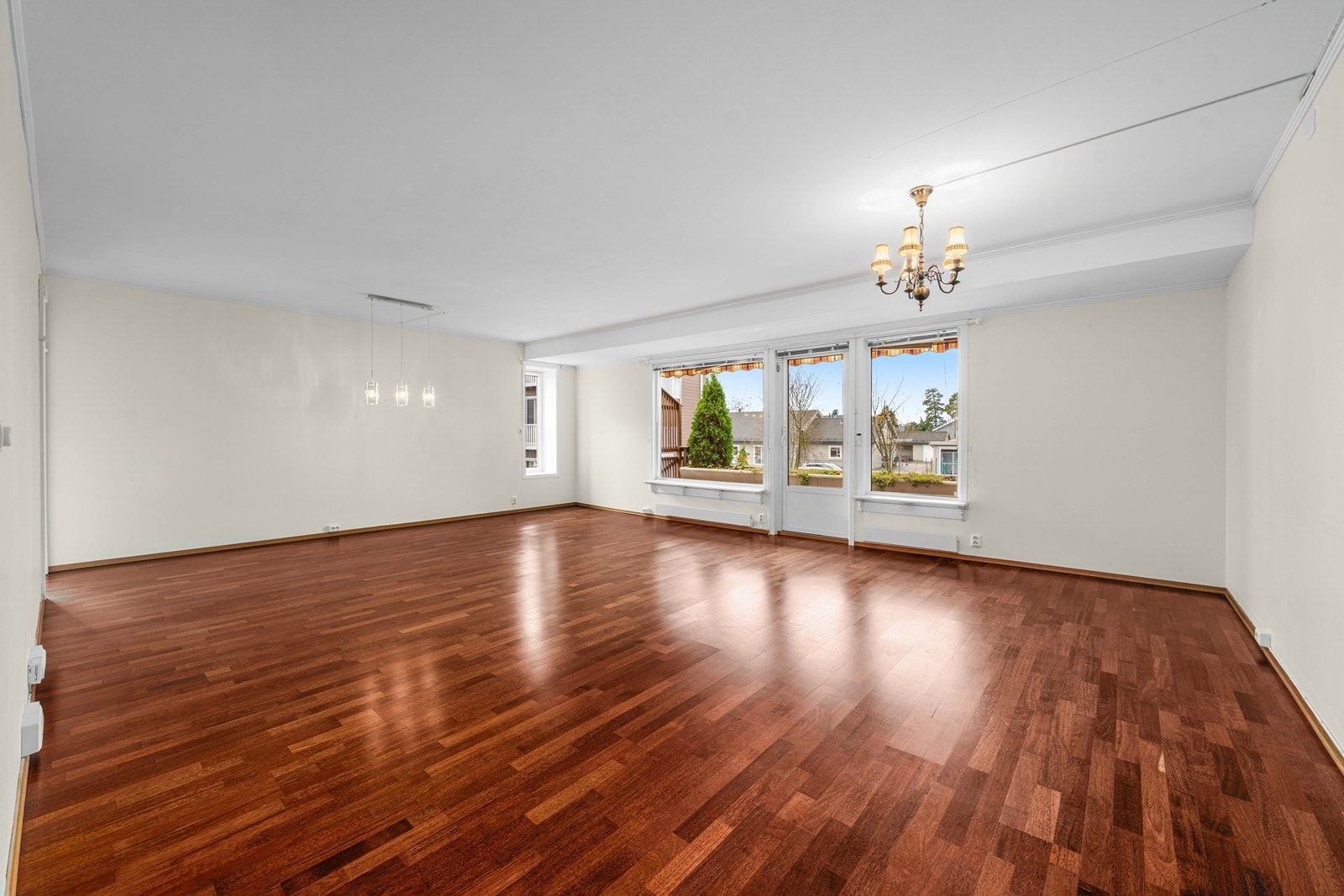 Romslig stue med utgang til vestvendt terrasse Galleribilde